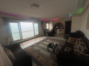 منطقة جلوس في Panoramic Sea View ZAMZM Flat miami FAMILY ONLY شقة فندقية زمزم بانورما بشاطئ ميامي - الاسكندرية صف اول مباشر علي بحر - عائلات فقط