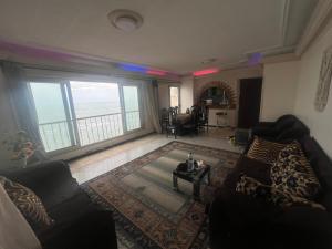 منطقة جلوس في Panoramic Sea View ZAMZM Flat miami FAMILY ONLY شقة فندقية زمزم بانورما بشاطئ ميامي - الاسكندرية صف اول مباشر علي بحر - عائلات فقط