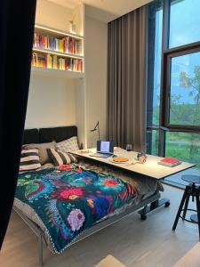 En eller flere senger på et rom på Design apartment with view to Nemunas, Prienai