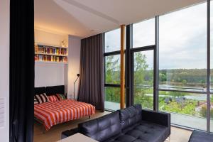 Et sittehjørne på Design apartment with view to Nemunas, Prienai
