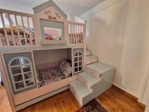 سرير أو أسرّة في غرفة في Panoramic Sea View ZAMZM Flat miami FAMILY ONLY شقة فندقية زمزم بانورما بشاطئ ميامي - الاسكندرية صف اول مباشر علي بحر - عائلات فقط
