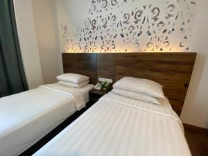 Ένα ή περισσότερα κρεβάτια σε δωμάτιο στο Serapi Hotel