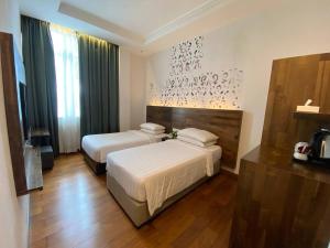 Ένα ή περισσότερα κρεβάτια σε δωμάτιο στο Serapi Hotel