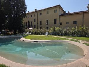 Hồ bơi trong/gần Villa Curti