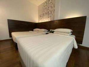 Ένα ή περισσότερα κρεβάτια σε δωμάτιο στο Serapi Hotel