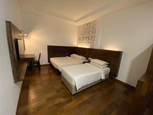 Ένα ή περισσότερα κρεβάτια σε δωμάτιο στο Serapi Hotel