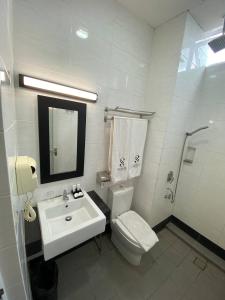 Ένα μπάνιο στο Serapi Hotel