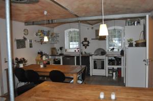 Nordkap Farm Holiday & Hostel的厨房或小厨房