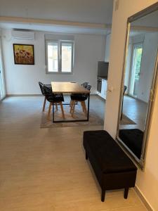 Un comedor con una mesa y sillas y un espejo. en Zemun ES stan na dan, en Belgrado