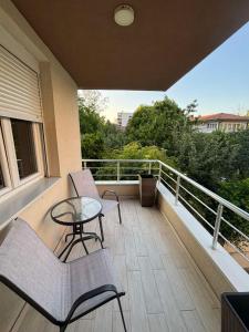 Un balcón con dos sillas y una mesa. en Zemun ES stan na dan, en Belgrado