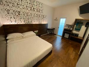 Ένα ή περισσότερα κρεβάτια σε δωμάτιο στο Serapi Hotel