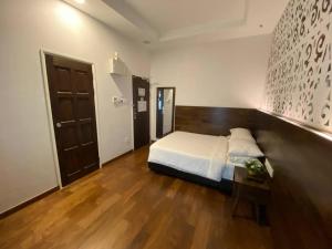 Ένα ή περισσότερα κρεβάτια σε δωμάτιο στο Serapi Hotel