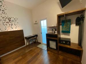 Η κουζίνα ή μικρή κουζίνα στο Serapi Hotel