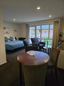 un soggiorno con un letto e un tavolo di Cedar Grove Motor Lodge a Nelson