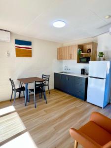 Kuchyň nebo kuchyňský kout v ubytování Sails Motel Geraldton