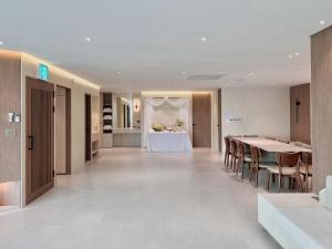 a large dining room with a table and chairs at 광안사계스테이 GwanganSagyeStay in Busan