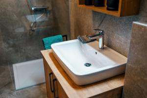 a bathroom with a sink and a shower at Danner Appartements Wolfsegg am Hausruck- Ferienwohnung & Business-Appartements Ruhige Lage, moderne Ausstattung, faire Preise in Wolfsegg am Hausruck