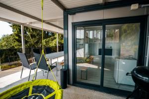 Un balcon sau o terasă la Danner Appartements Wolfsegg am Hausruck- Ferienwohnung & Business-Appartements Ruhige Lage, moderne Ausstattung, faire Preise