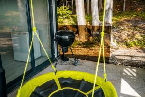 uma grelha em um suporte ao lado de uma porta em Danner Appartements Wolfsegg am Hausruck- Ferienwohnung & Business-Appartements Ruhige Lage, moderne Ausstattung, faire Preise em Wolfsegg am Hausruck