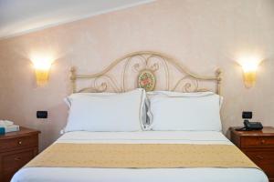 Ліжко або ліжка в номері Hotel Palazzo Krataiis