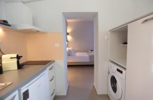 a kitchen with a washer and dryer in a room at Hermosa Seaside Living in Ermoupoli
