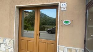 ロッカラーゾにあるResidenza MareaCasaの看板が掲げられた建物のドア