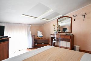 Ліжко або ліжка в номері Hotel Palazzo Krataiis