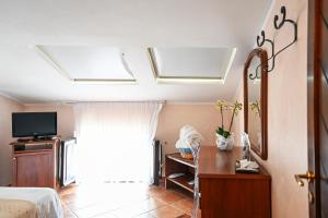Телевізор і / або розважальний центр в Hotel Palazzo Krataiis