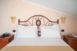Ліжко або ліжка в номері Hotel Palazzo Krataiis