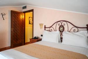 Ліжко або ліжка в номері Hotel Palazzo Krataiis