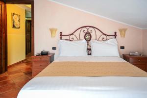 Ліжко або ліжка в номері Hotel Palazzo Krataiis