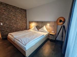 Postel nebo postele na pokoji v ubytování Hotel Ostfriesen Hof + 37 fotografií