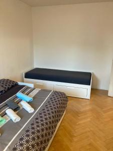 ブルノにあるStar Apartments Brno #4A415 by Starbnb EUのベッド1台と壁にベンチが備わる客室です。