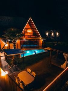 Fotografie z fotogalerie ubytování BungoRise Teras Heated Pool and Lake View v destinaci Sapanca