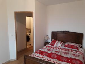 Ένα ή περισσότερα κρεβάτια σε δωμάτιο στο Appartement dans maison de caractère avec piscine