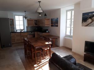 Η κουζίνα ή μικρή κουζίνα στο Appartement dans maison de caractère avec piscine