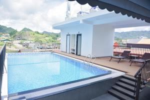 a swimming pool on the roof of a house at Binh Minh Bac Ha Hotel in Bắc Hà