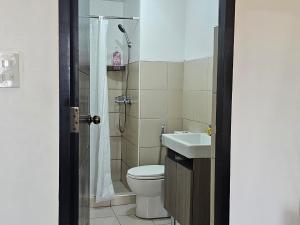 Koupelna v ubytování V Cozy Unit
