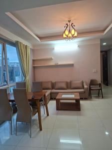 a living room with a couch and a table at Chung cư Sunrise Thủ Dầu Một in Trạm Chánh An