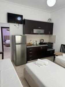 卡萨米尔Vila Ervin Ksamil的房间里有带不锈钢冰箱的厨房