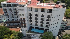 una vista aérea de un edificio blanco con techo rojo en Royal Kandyan Hotel, en Kandy