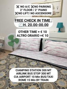 sypialnia z łóżkiem i tabliczką z napisem „bez wieku, bez parkingu” w obiekcie La Perla B & B w Ciampino