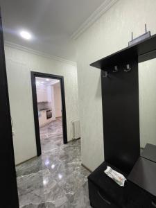 sala de estar con pasillo con puerta a la cocina en Gldani, en Itʼkhvisi