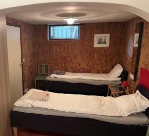 Postel nebo postele na pokoji v ubytování Källarlägenhet - Enkelt boende + 2 fotografie