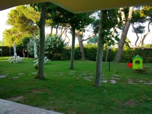 een tuin met bomen en een klein kasje bij B&B I Pioppi Argentati in Giulianova