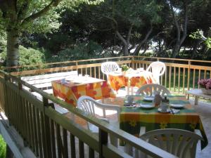 een terras met een tafel en stoelen op een hek bij B&B I Pioppi Argentati in Giulianova