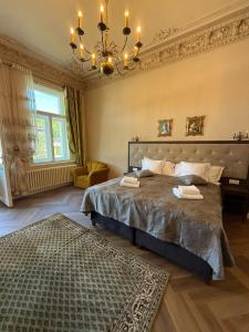 Postel nebo postele na pokoji v ubytování Hotel Rudolf II Karlovy Vary