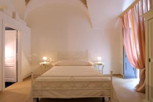 A bed or beds in a room at Suite Piazzetta Villani