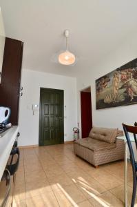 un salon avec un canapé et une table dans l'établissement Assisi - Angelic Apartments, à Santa Maria degli Angeli
