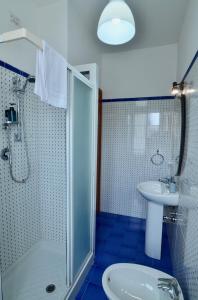 une salle de bains avec douche, toilettes et lavabo dans l'établissement Assisi - Angelic Apartments, à Santa Maria degli Angeli